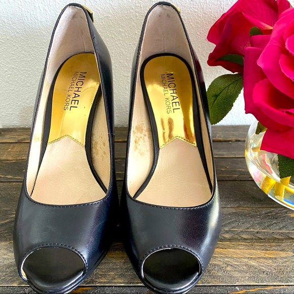 Michael Kors peep-toe “Josie Peep” w/Mk gold lock detail on back. (Size 6M).🌹 - Picture 7 of 16